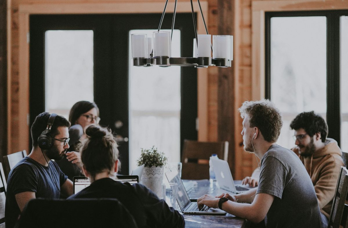 Une équipe au travail — fédérations, fiduciaires et écoles partenaires